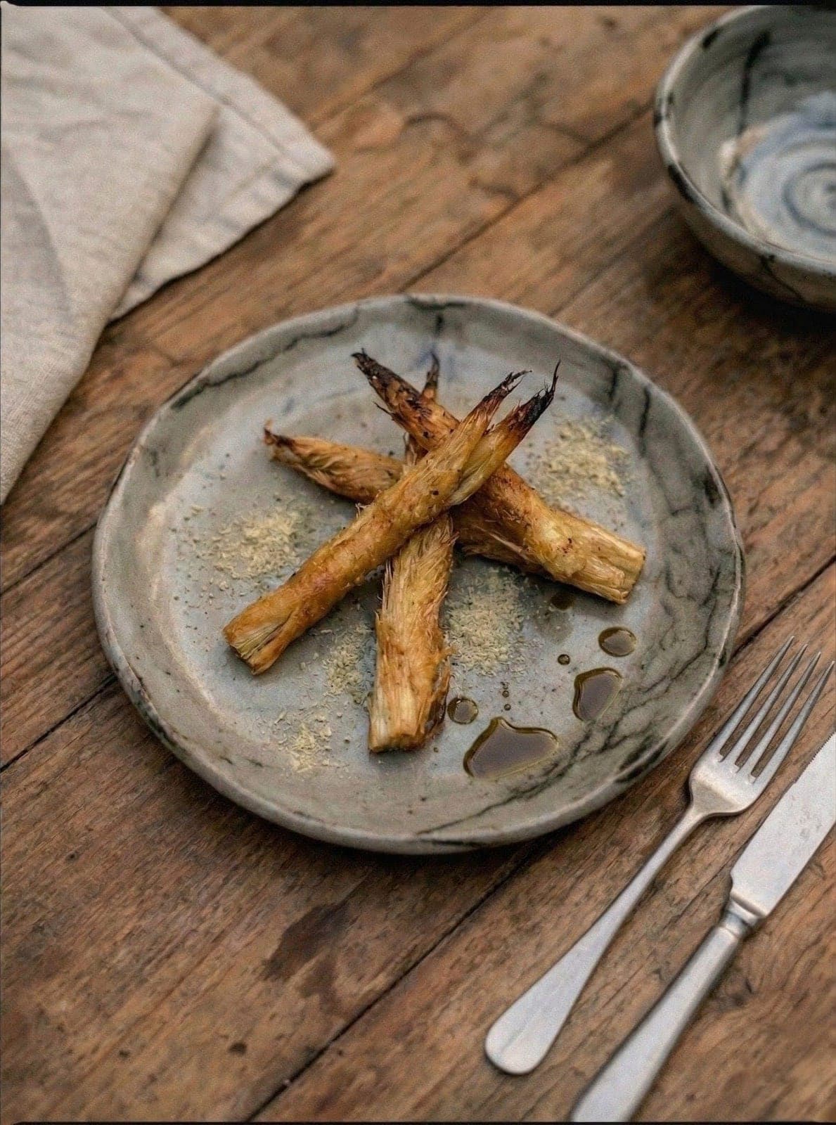 Cortaderas fritas sobre plato de gres gris